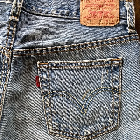 Vintage Y2K Levi’s 501 Button Fly Mid Rise Raw Hem Jean Shorts - Picture 5 of 10